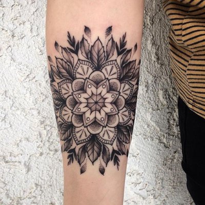 Tatouage mandala sur l'avant bras